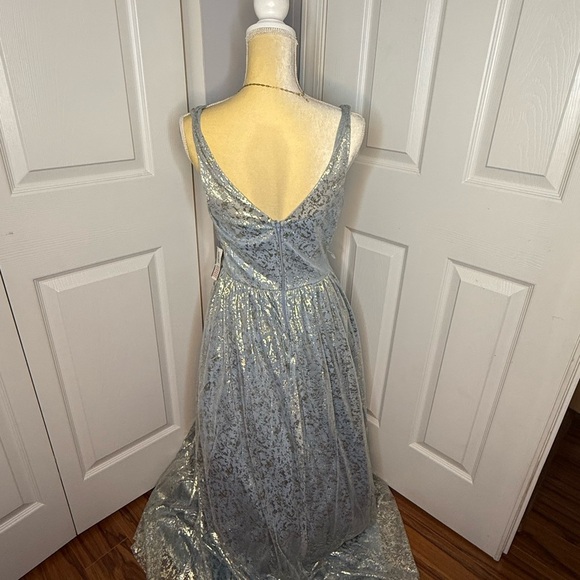 Elegant Silver Evening Gown - Picture 2 of 2